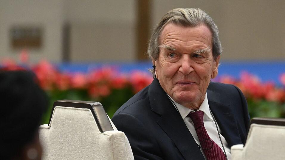 Alt-Bundeskanzler Schröder saß bei der Veranstaltung in der ersten Reihe. Alt-Bundeskanzler Schröder saß bei der Veranstaltung in der ersten Reihe.