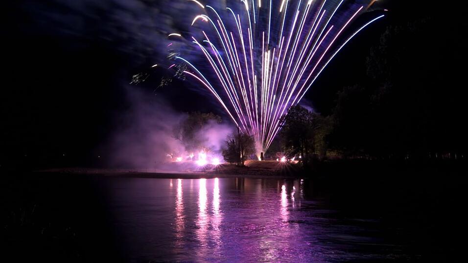 Mit einem bunten Feuerwerk wird die Lampionfahrt 2022 gefeiert.
