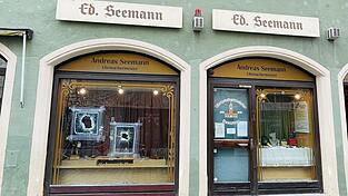 Der Tag danach: Zwei große Löcher prangen in der dicken Glasscheibe. Hauptsächlich Uhren haben die Einbrecher in der Auslage von Andreas Seemanns Geschäft im Stadtturm so erbeuten können.
