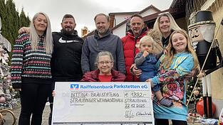 Die Weihnachtshaus-Initiatoren Benjamin Stenrad und Stefanie Schnur (hinten l.) mit ihren Kindern Soey-Sophie und Klein-Toni sowie Christian Beller und Beatrix Eidenschink (hinten, r.) &uuml;bergaben den Spendenscheck an Irmgard und Alois Br&auml;u von der Bettina-Br&auml;u-Stiftung.
