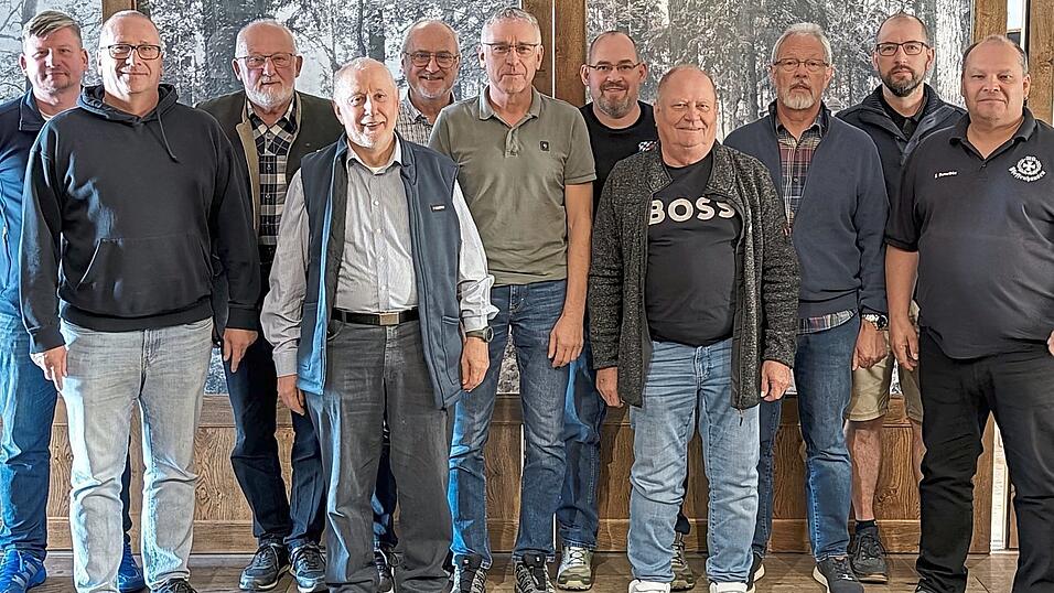 Die erweiterte Bezirksvorstandschaft der Bezirksgruppe Niederbayern im Reservistenverband rückte bei dieser Versammlung insbesondere die Öffentlichkeitsarbeit sowie die sicherheitspolitische Arbeit in den Mittelpunkt. Außerdem fasste man zentrale Beschlüsse für die anstehenden Neuwahlen der Delegiertenversammlung. Die erweiterte Bezirksvorstandschaft der Bezirksgruppe Niederbayern im Reservistenverband rückte bei dieser Versammlung insbesondere die Öffentlichkeitsarbeit sowie die sicherheitspolitische Arbeit in den Mittelpunkt. Außerdem fasste man zentrale Beschlüsse für die anstehenden Neuwahlen der Delegiertenversammlung.