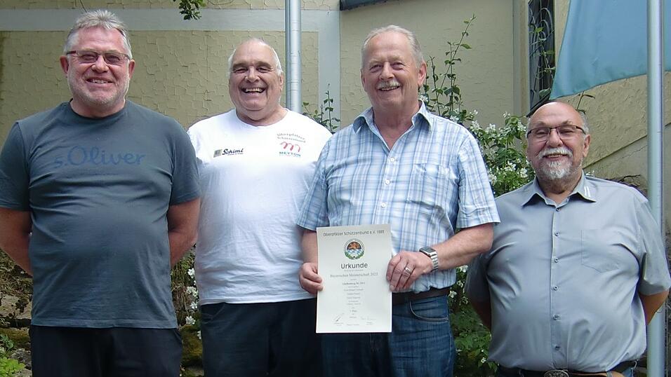 Günther Heitzer, Kuno-Rüdiger Eckhardt und Edwin Enderlein mit Landessportleiter Ernst Adler (von links) sind die Gewinner bei den Herren III. Günther Heitzer, Kuno-Rüdiger Eckhardt und Edwin Enderlein mit Landessportleiter Ernst Adler (von links) sind die Gewinner bei den Herren III.