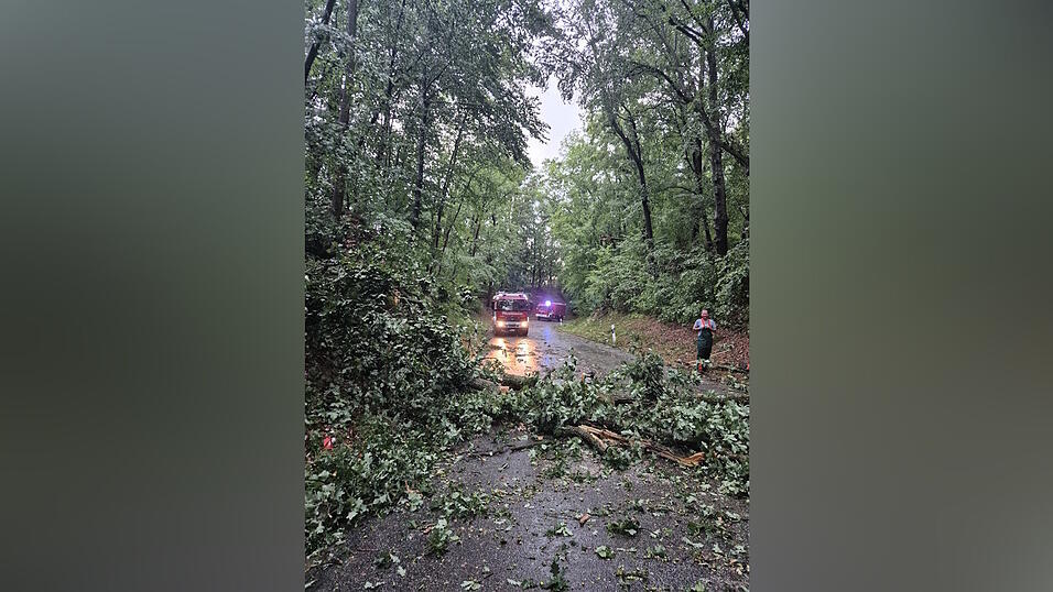 Die Feuerwehr Niederaichbach war beim Unwetter verstärkt gefordert. Die Feuerwehr Niederaichbach war beim Unwetter verstärkt gefordert.