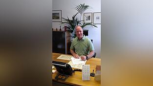 Osterhofens Bürgermeister Thomas Etschmann als Vertreter der ILE Donauschleife bei der Unterzeichnung des Schreibens an das Landwirtschaftsministerium mit dem Appell zur Rücknahme der angekündigten Kürzungen für die Integrierte Ländliche Entwicklung. Osterhofens Bürgermeister Thomas Etschmann als Vertreter der ILE Donauschleife bei der Unterzeichnung des Schreibens an das Landwirtschaftsministerium mit dem Appell zur Rücknahme der angekündigten Kürzungen für die Integrierte Ländliche Entwicklung.