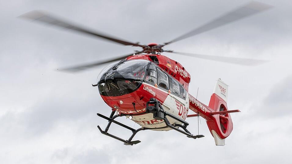 Ein Rettungshubschrauber brachte den schwer verletzten Mann ins Krankenhaus. (Symbolbild) Ein Rettungshubschrauber brachte den schwer verletzten Mann ins Krankenhaus. (Symbolbild)