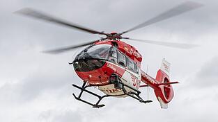 Ein Rettungshubschrauber brachte den schwer verletzten Mann ins Krankenhaus. (Symbolbild) Ein Rettungshubschrauber brachte den schwer verletzten Mann ins Krankenhaus. (Symbolbild)