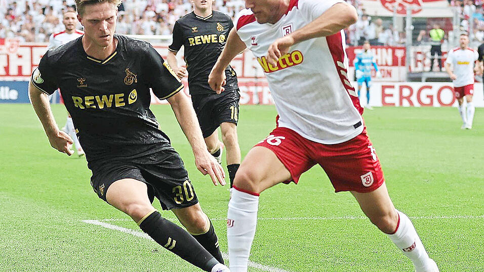 Den Pokal-Coup zum Greifen nahe hatten Benedikt Bauer (r.) und der SSV Jahn Regensburg gegen den 1. FC Köln. Doch in der Nachspielzeit entriss der Favorit mit Marius Bülter (l.) dem Drittligisten noch den fast sicher geglaubten Erfolg.