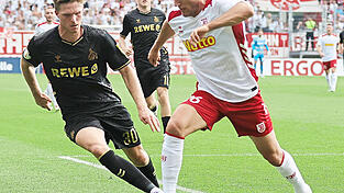 Den Pokal-Coup zum Greifen nahe hatten Benedikt Bauer (r.) und der SSV Jahn Regensburg gegen den 1. FC Köln. Doch in der Nachspielzeit entriss der Favorit mit Marius Bülter (l.) dem Drittligisten noch den fast sicher geglaubten Erfolg.
