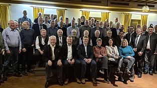 Die Nominierten der Hohenbogenliste, in der ersten Reihe (v.l.) Egid Hofmann, Rimbachs Bürgermeister Heinz Niedermayer sowie Arnschwangs Bürgermeister und Landratskandidat Michael Multerer.