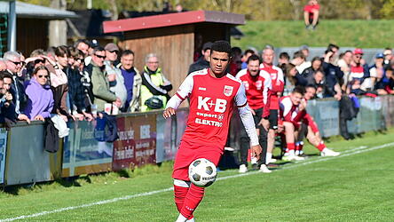 Roding mit Raul Almeida Da Silva zeigte gegen&uuml;ber dem Seebach-Spiel eine Leistungssteigerung. Zu einem Punkt reichte es gegen Burglengenfeld dennoch nicht.
