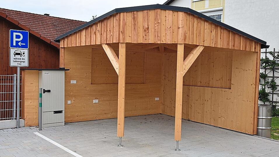 Der Dorftreff in Attenhofen ist nun beleuchtet. Schaukasten, Bänke und Tisch sollen noch folgen. Der Dorftreff in Attenhofen ist nun beleuchtet. Schaukasten, Bänke und Tisch sollen noch folgen.