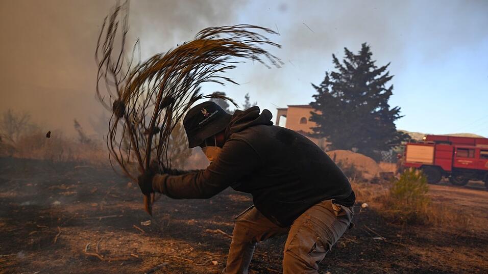 Hunderte Feuerwehrleute, aber auch viele Freiwillige sind in Griechenland im Dauereinsatz. Hunderte Feuerwehrleute, aber auch viele Freiwillige sind in Griechenland im Dauereinsatz.