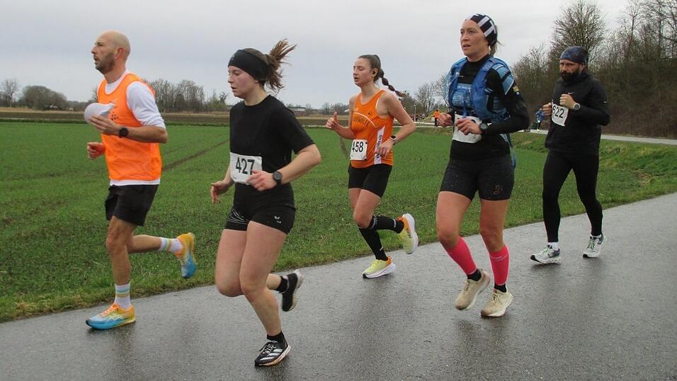 Eine zeitliche Orientierung gab auch durch den Zugl&auml;ufer Donat Mathea (l.).