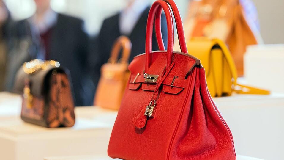 Die erste Original Handtasche Birkin-Box ist schwarz und etwas angenutzt. Heute gehört das Modell zu den berühmtesten Luxustaschen. Die erste Original Handtasche Birkin-Box ist schwarz und etwas angenutzt. Heute gehört das Modell zu den berühmtesten Luxustaschen.