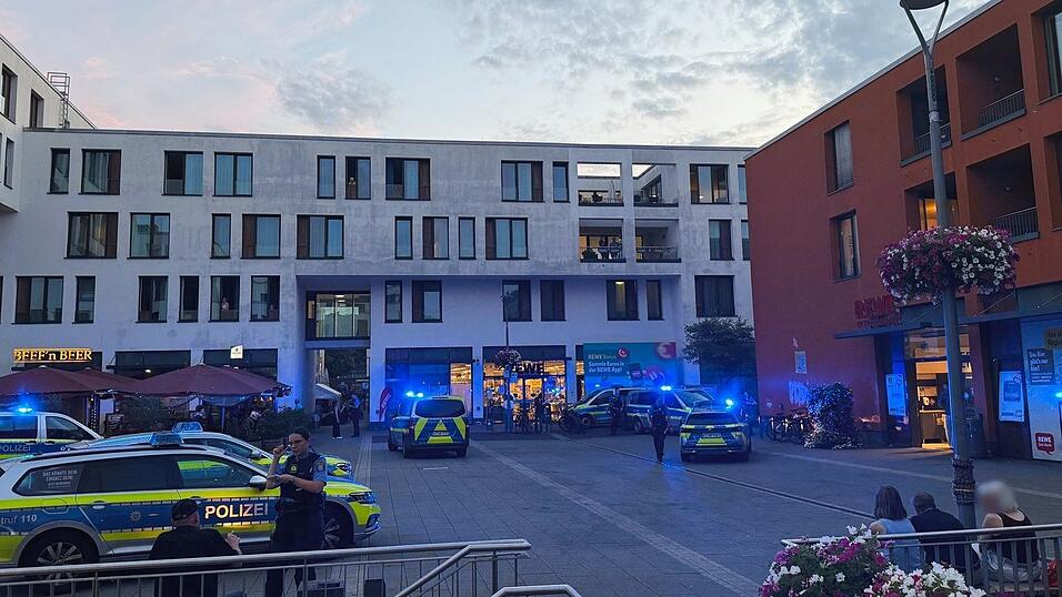 Nach der tödlichen Attacke gegen eine Frau in Kelkheim nahe Frankfurt laufen die Ermittlungen auf Hochtouren. Nach der tödlichen Attacke gegen eine Frau in Kelkheim nahe Frankfurt laufen die Ermittlungen auf Hochtouren.