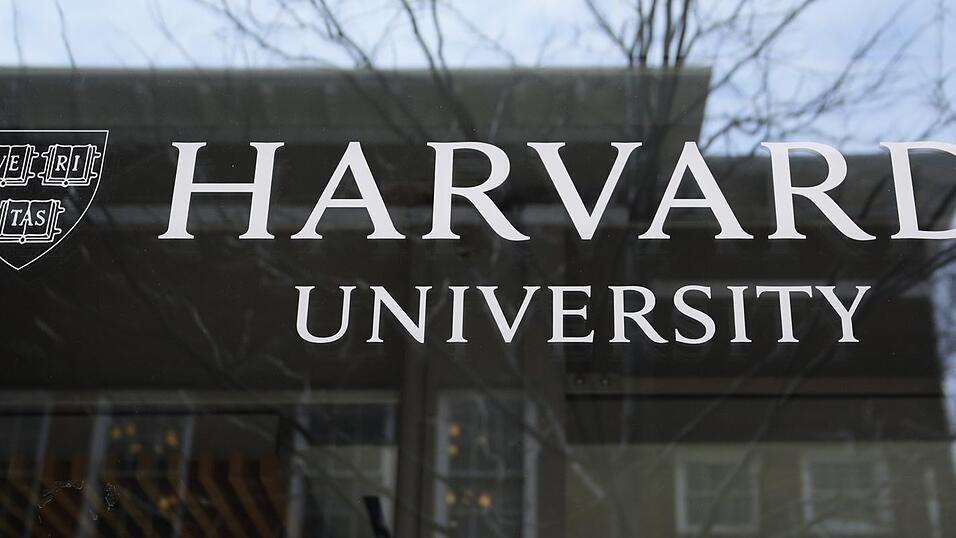 US-Präsident Donald Trump will die traditionsreiche Eliteuni Harvard in die Knie zwingen. US-Präsident Donald Trump will die traditionsreiche Eliteuni Harvard in die Knie zwingen.