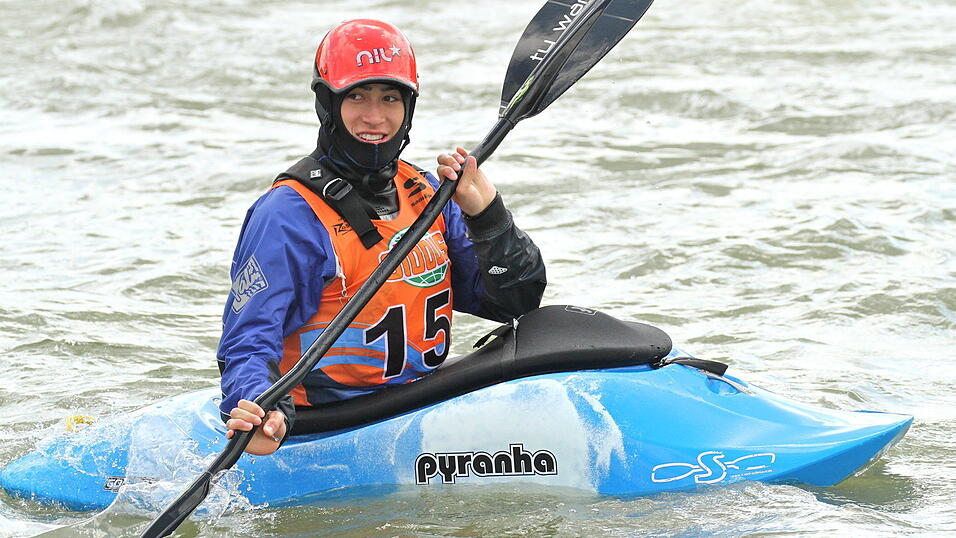 Drei Kajaks hat Raphael Scheu mittlerweile zu Hause. Nach seinem Abitur dieses Jahr reist er nach Kanada zur Kajak-Freestyle-Weltmeisterschaft. (Foto: privat)