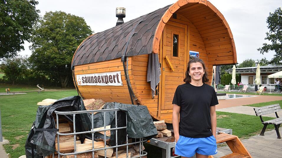 Richtig begehrt waren die Plätze in der kleinen beweglichen Sauna - hier mit Schwimmmeister Thomas Loch. Richtig begehrt waren die Plätze in der kleinen beweglichen Sauna - hier mit Schwimmmeister Thomas Loch.