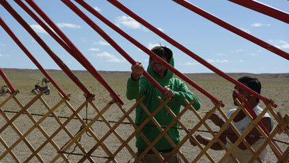 Imke Hansen und Andreas Goldbrunner reisen um die Welt. In der Wüste Gobi. Imke Hansen und Andreas Goldbrunner reisen um die Welt. In der Wüste Gobi.
