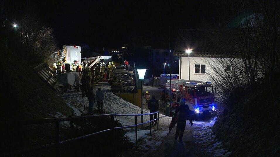 Ein deutscher Reisebus mit 32 Passagieren ist am späten Samstagabend in Österreich verunglückt. Ein deutscher Reisebus mit 32 Passagieren ist am späten Samstagabend in Österreich verunglückt.
