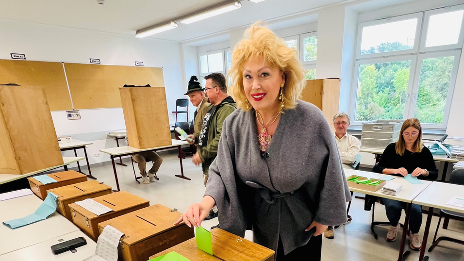 Gloria Gray gibt ihren Stimmzettel ab.