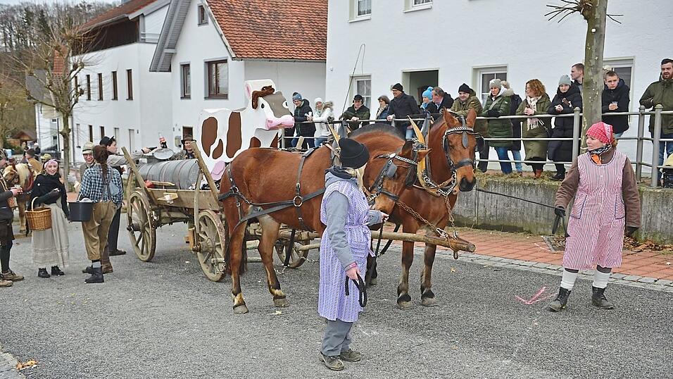 Mit zwei Pferdestärken ging es den Marktplatz hinauf. Mit zwei Pferdestärken ging es den Marktplatz hinauf.