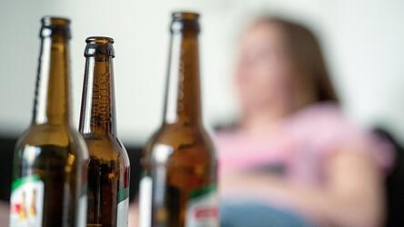 Bereits mit 13 Jahren fiel Andrea M. auf, dass ihr Alkohol hilft, aus sich heraus zu kommen. In den folgenden Jahren entwickelte sich das gute Gefühl zur Sucht.