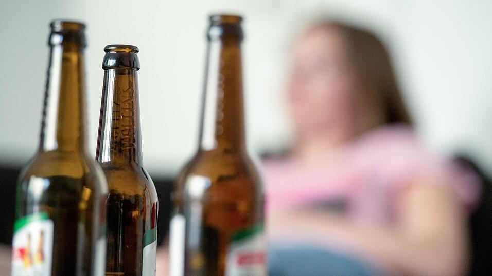 Bereits mit 13 Jahren fiel Andrea M. auf, dass ihr Alkohol hilft, aus sich heraus zu kommen. In den folgenden Jahren entwickelte sich das gute Gefühl zur Sucht.