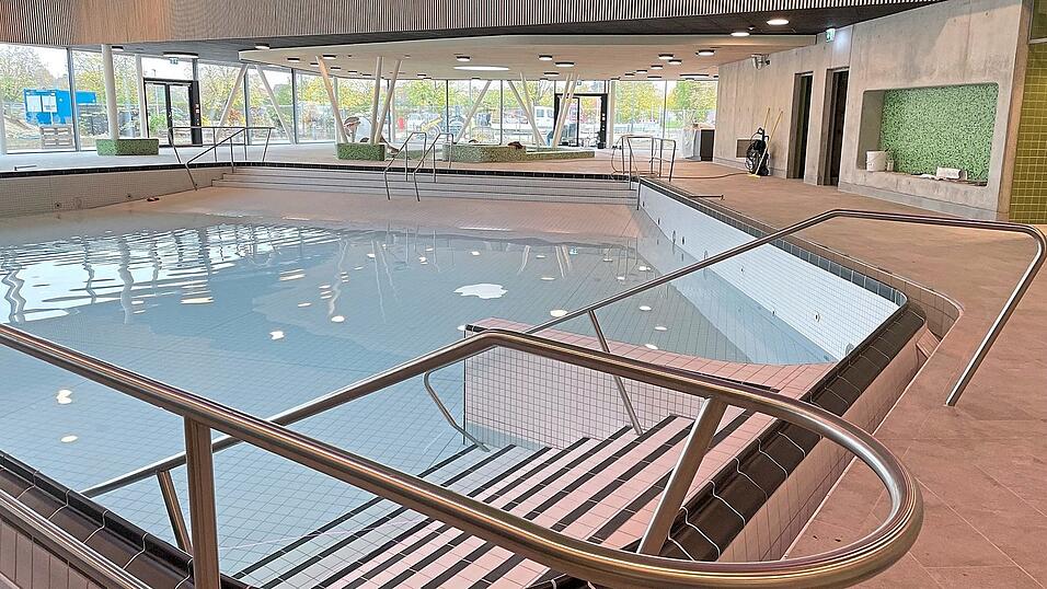 Allein die Befüllung des Schwimmerbeckens mit 980 Kubikmetern Wasser hat mehrere Tage gedauert und war permanent zu überwachen. Allein die Befüllung des Schwimmerbeckens mit 980 Kubikmetern Wasser hat mehrere Tage gedauert und war permanent zu überwachen.