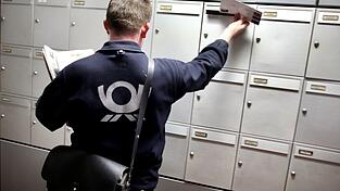 Briefträger: Wegen Warnstreiks in Briefzentren kann es laut Verdi zu Verspätungen bei der Zustellung kommen. (Archivbild)