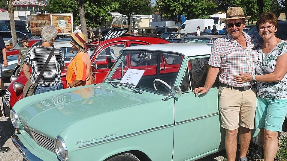 Die beiden sind sichtlich stolz auf ihren Oldtimer.