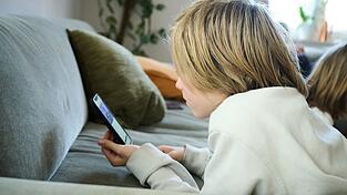 Ein großer Teil der Jugendlichen will laut einer Studie soziale Medien im Internet weniger nutzen - schafft es aber nicht. (Symbolbild)