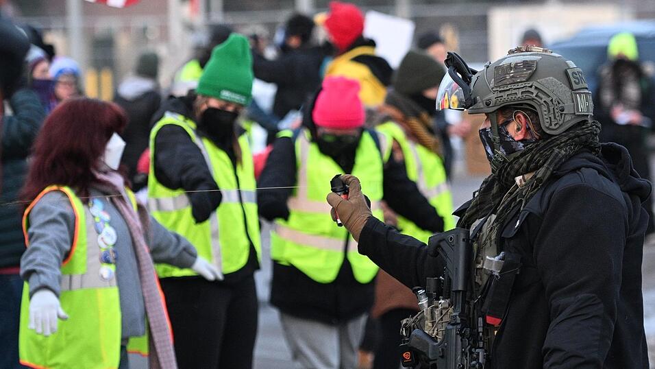 Protestierende stehen einen Tag nach dem Vorfall ICE-Beamten in Minneapolis gegen&uuml;ber.