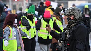 Protestierende stehen einen Tag nach dem Vorfall ICE-Beamten in Minneapolis gegenüber. Protestierende stehen einen Tag nach dem Vorfall ICE-Beamten in Minneapolis gegenüber.