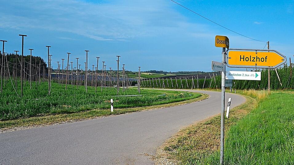 Das Bauleitverfahren zur Änderung des Flächennutzungsplans und der Aufstellung eines vorhabenbezogenen Bebauungsplans für das „Sondergebiet Hopfen-Agri-Photovoltaikanlage bei Neuhub“ hat die nächste Hürde genommen und geht jetzt auf die Zielgerade. Das Bauleitverfahren zur Änderung des Flächennutzungsplans und der Aufstellung eines vorhabenbezogenen Bebauungsplans für das „Sondergebiet Hopfen-Agri-Photovoltaikanlage bei Neuhub“ hat die nächste Hürde genommen und geht jetzt auf die Zielgerade.