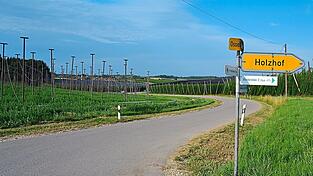 Das Bauleitverfahren zur Änderung des Flächennutzungsplans und der Aufstellung eines vorhabenbezogenen Bebauungsplans für das „Sondergebiet Hopfen-Agri-Photovoltaikanlage bei Neuhub“ hat die nächste Hürde genommen und geht jetzt auf die Zielgerade. Das Bauleitverfahren zur Änderung des Flächennutzungsplans und der Aufstellung eines vorhabenbezogenen Bebauungsplans für das „Sondergebiet Hopfen-Agri-Photovoltaikanlage bei Neuhub“ hat die nächste Hürde genommen und geht jetzt auf die Zielgerade.