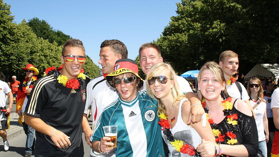 Christian Fertl war am Sonntag auf der Fanmeile in Berlin und erlebte dort das Achtelfinale gegen England auf Gro&szlig;leinwand.