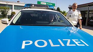 Allex Dilling (im Auto) und Josef Weindl von der Polizei erkl&auml;ren den Unterschied zwischen realer Verfolgungsjagd und Hollywood.