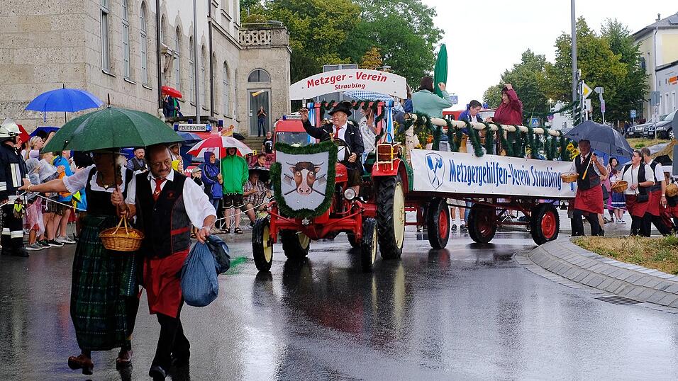 Zahlreiche Musik- und Trachtengruppen zogen nach dreij&auml;hriger Pause am Freitagabend zum Festplatz Am Hagen.