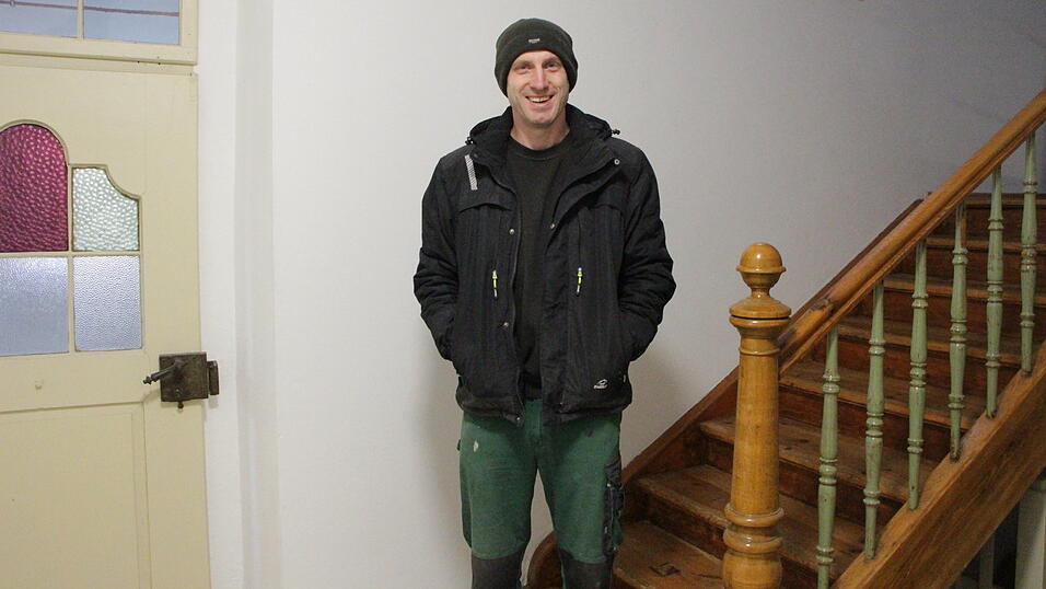 Mario Pittoni vor der Treppe im Haus an der Holzapfelstraße 18. Historische Bauelemente wie diese versucht er zu erhalten. Mario Pittoni vor der Treppe im Haus an der Holzapfelstraße 18. Historische Bauelemente wie diese versucht er zu erhalten.