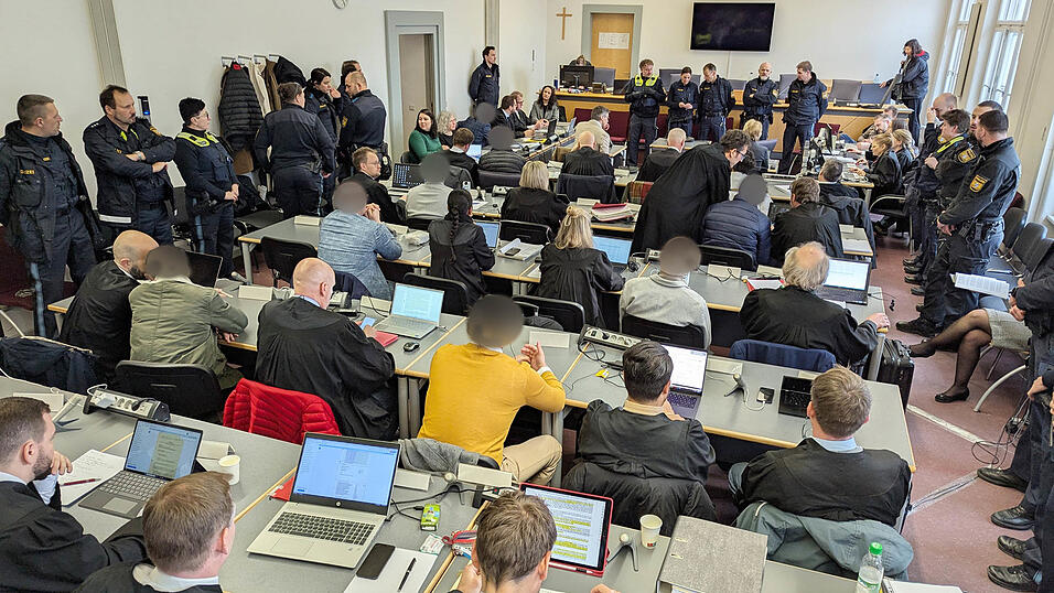 Kaum zwei Meter von den Vorf&uuml;hrbeamten entfernt m&uuml;ssen die Verteidiger w&auml;hrend des Prozesses sitzen &ndash; k&ouml;nnen sie so ihr Anwaltsgeheimnis gegen&uuml;ber ihren Mandanten wahren?