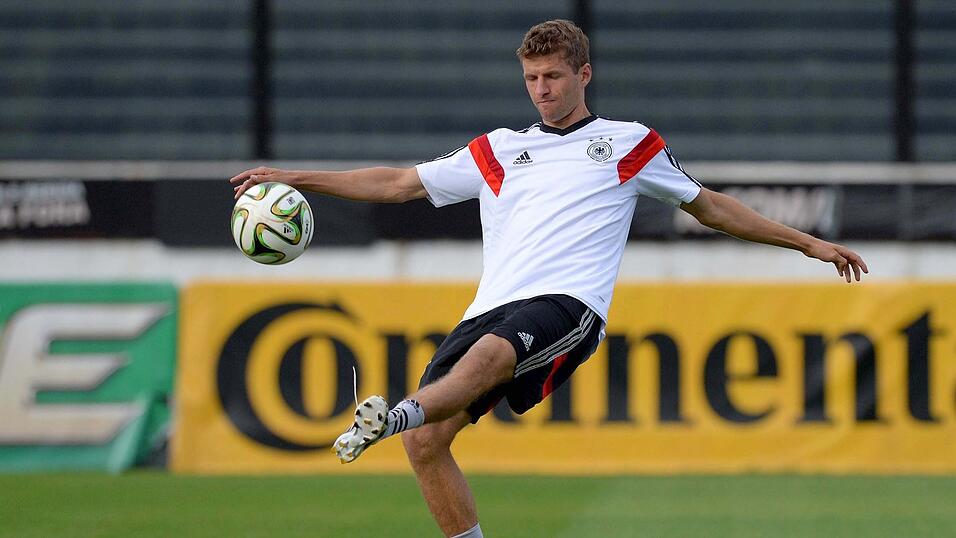 Fußballlegende Thomas Müller beim Training 2014 kurz vor dem WM-Sieg in Brasilien. Fußballlegende Thomas Müller beim Training 2014 kurz vor dem WM-Sieg in Brasilien.