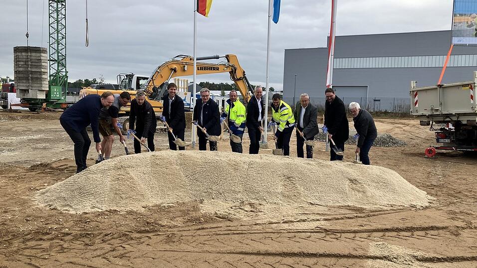 Beim symbolischen Spatenstich griffen die Ehrengäste rund um Staatsminister Thorsten Glauber (6. von rechts) beherzt zur Schaufel. Mitte 2027 soll der Bau fertig sein.