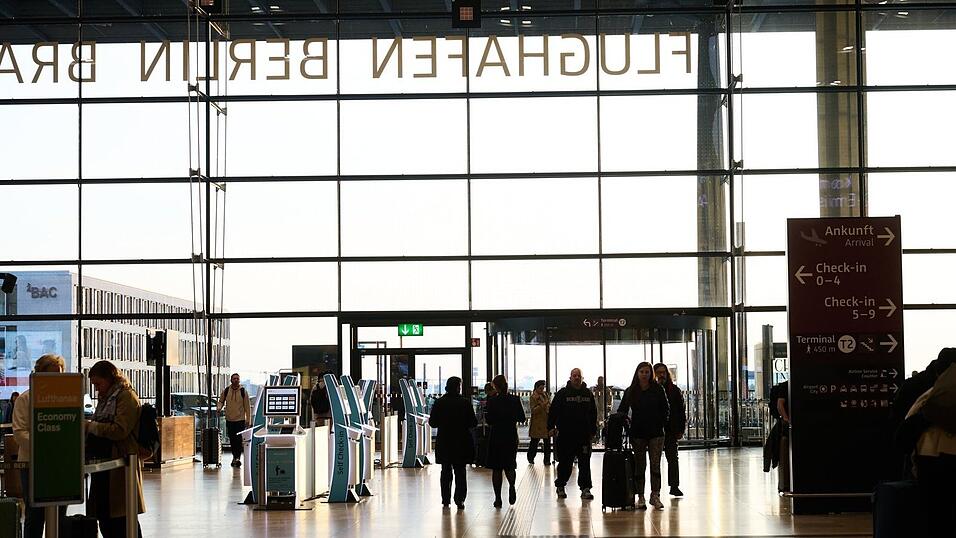 Der Flughafen wurde aufgrund von Fehlplanungen und Bauproblemen mit neun Jahren Verspätung eröffnet. Der Flughafen wurde aufgrund von Fehlplanungen und Bauproblemen mit neun Jahren Verspätung eröffnet.