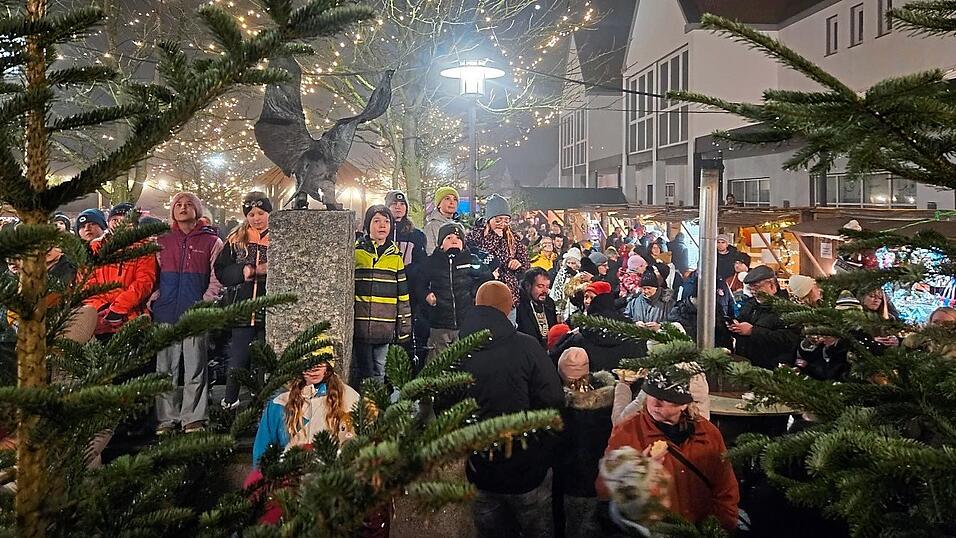 Die Gäste warteten gespannt auf den Flug des Christkindls. Die Gäste warteten gespannt auf den Flug des Christkindls.