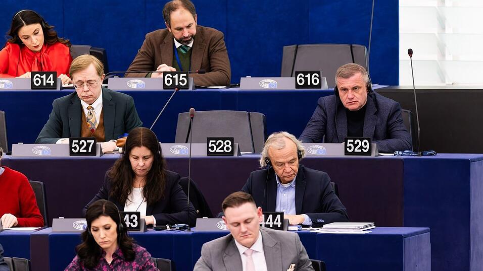 Der Stuhl von Peter Bystron, Platz Nummer 528, war leer, als &uuml;ber die Aufhebung seiner Immunit&auml;t abgestimmt wurde.