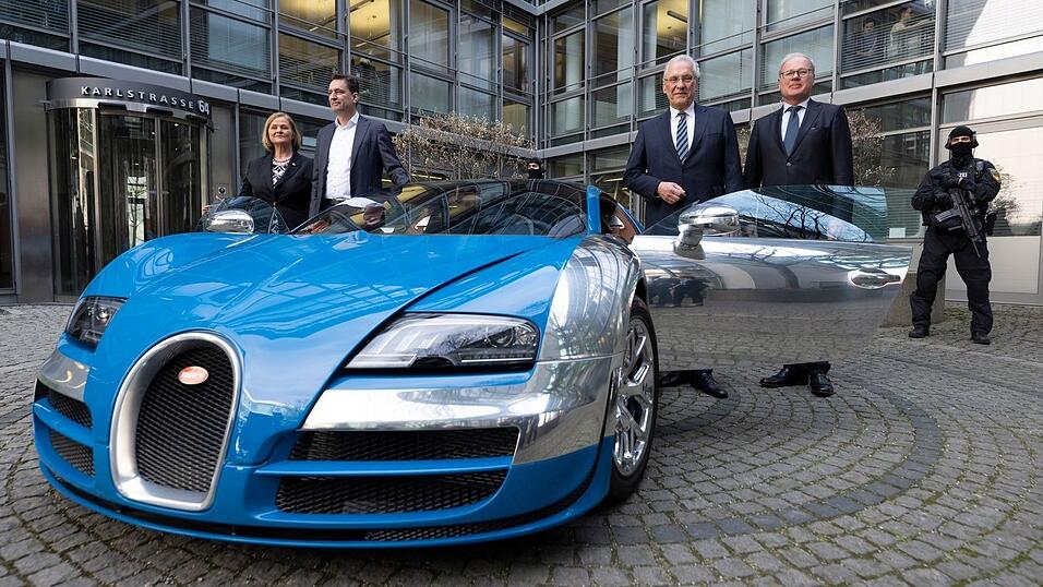 Das Luxusauto wurde von Ermittlern beschlagnahmt. Das Luxusauto wurde von Ermittlern beschlagnahmt.