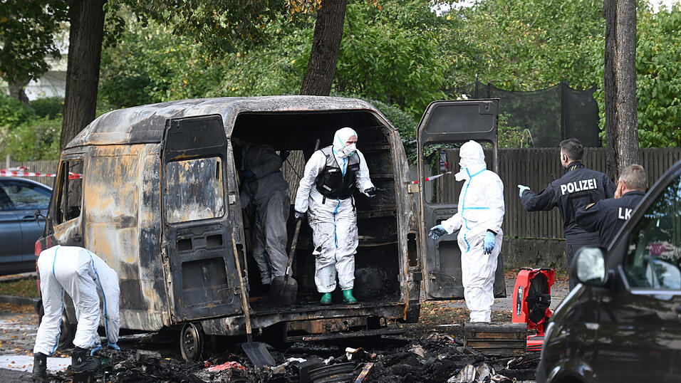 Die Spurensicherung untersucht den ausgebrannten Transporter nach dem Brand in einem Einfamilienhaus im Münchner Stadtteil Lerchenau. Die Spurensicherung untersucht den ausgebrannten Transporter nach dem Brand in einem Einfamilienhaus im Münchner Stadtteil Lerchenau.