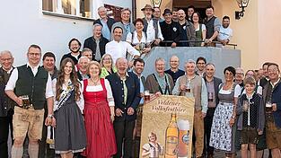 Gemeinsam stie&szlig;en Festwirt Markus B&ouml;ckl sowie die Vertreter der Kommunalpolitik und der Brauerei auf sch&ouml;ne Volksfesttage in der Marktgemeinde an.