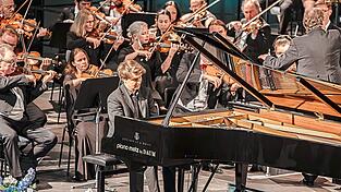 Die 70 internationalen Musiker der Philharmonia Frankfurt und Pianist Evgeny Konnov begeisterten mit ihrer sympathischen Art und gro&szlig;er Leidenschaft. Sie sind der beste Beweis daf&uuml;r, dass die Kraft der Musik Grenzen &uuml;berwinden kann.